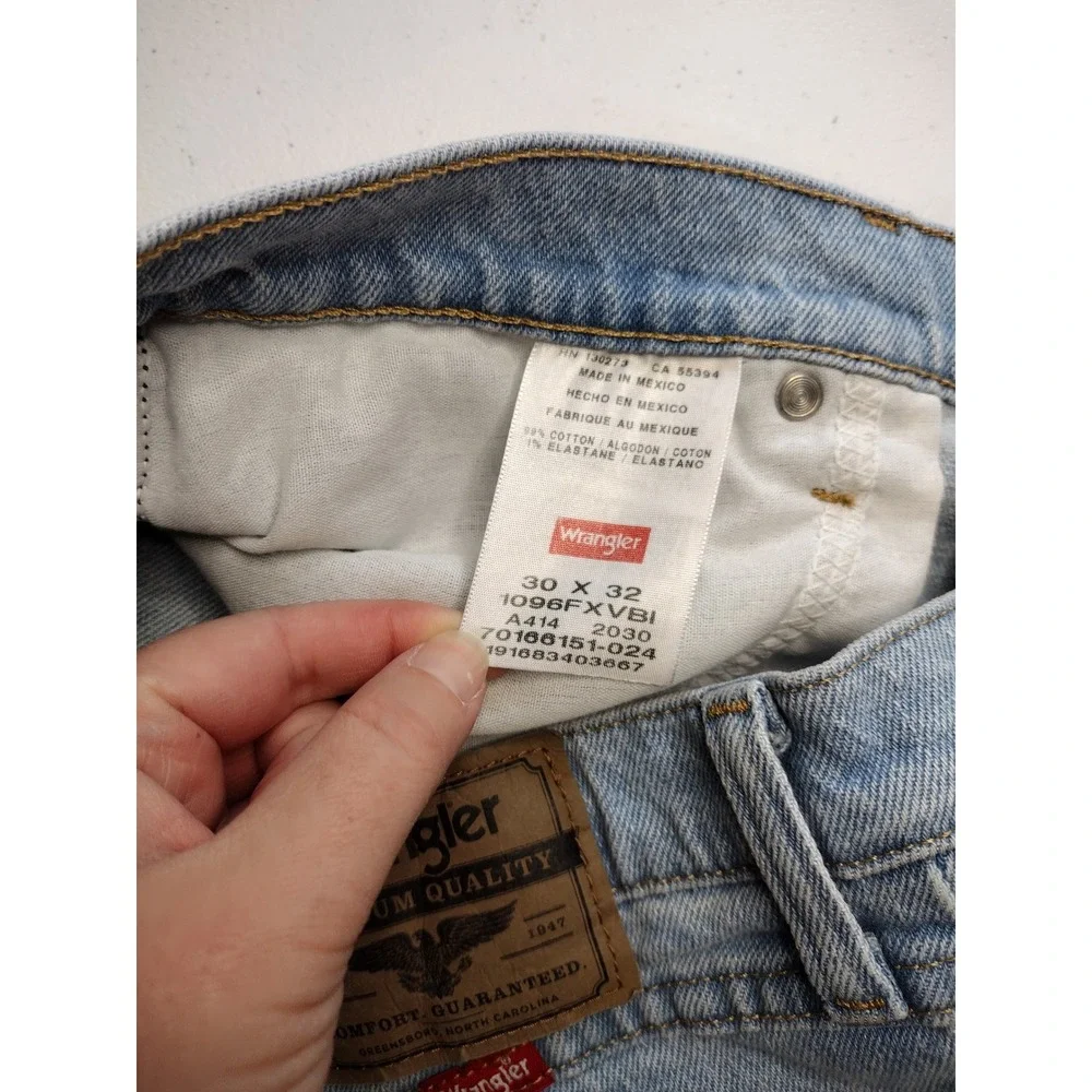 Wrangler Womens Light Wash Denim Cutoff Shorts Size 30 Distressed Frayed‎ Hem